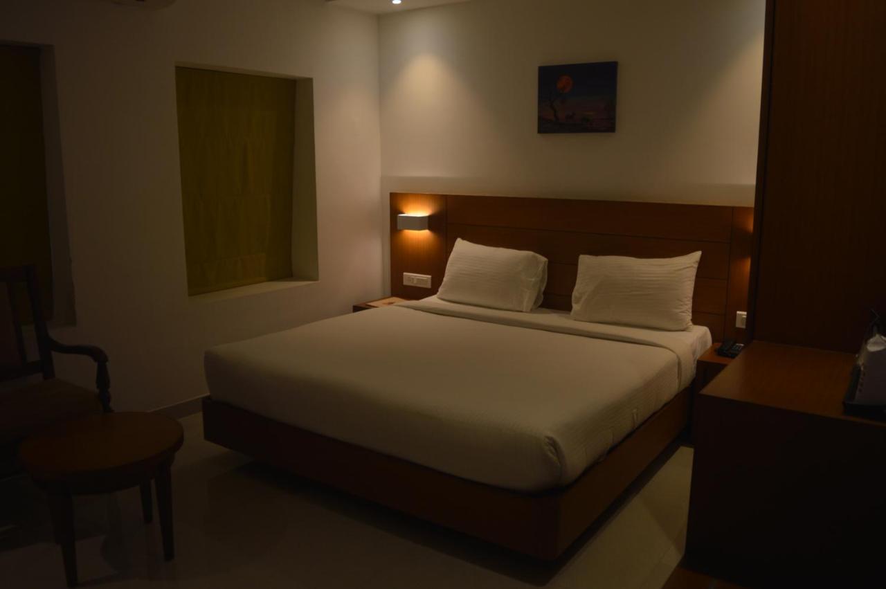Hotel Apsara Shoranur Exterior photo